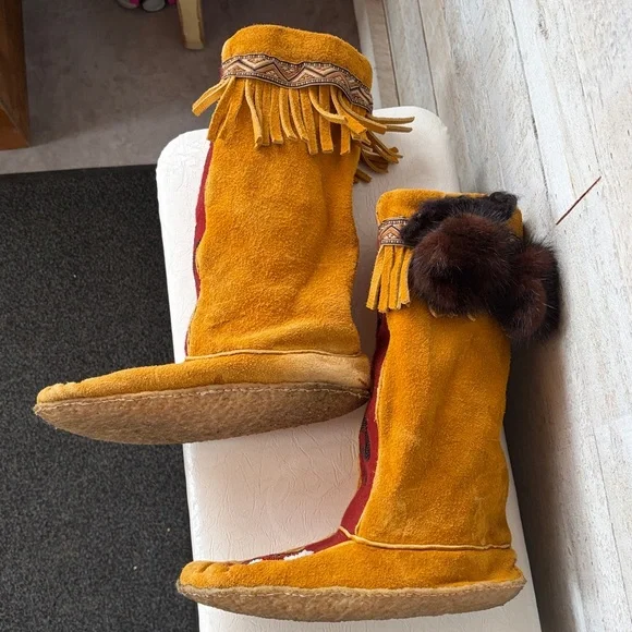 Indigenous Hand Crafted Beaded Bear Paw Fox Moccasins genuine fur pompoms - Picture 5 of 10